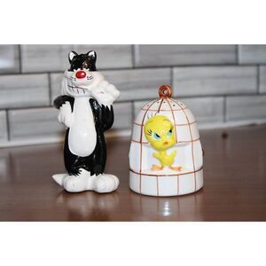 Vintage Warner Bros Tweety and Sylvester Ceramic Salt & Pepper shakers